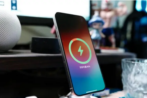 元宝苹果15换屏服务分享用什么充电器给iPhone15充电更好 
